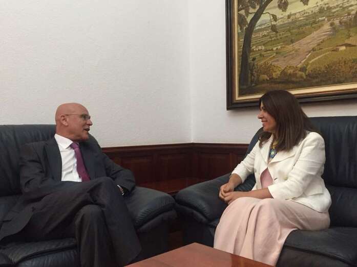 Rafael Yanes y Carmen Hernández, este mediodía en las Casas Consistoriales de San Juan (Foto TA).